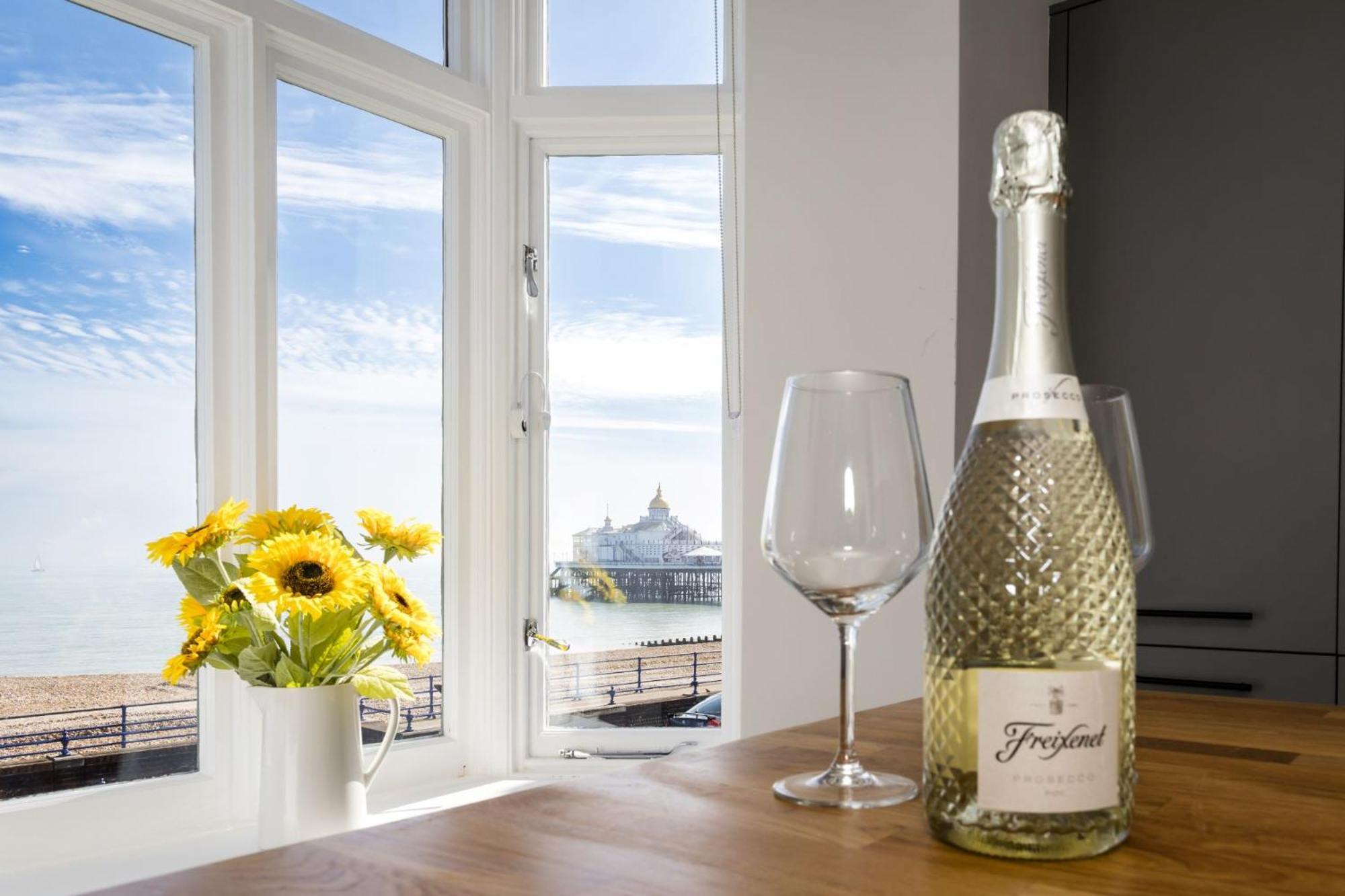 Pier View - Stylish Flat With Sea Views Apartman Eastbourne Kültér fotó